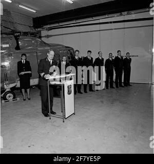 Präsentation des Zertifikatbeobachters im Marineliegkamp de Kooy (MVKK). Souskoch Operations am Marinestrand und Flaggenoffizier für den Marine Aviation Service (VOMLD) Commandeur J.W. Steerman hält eine Rede. Im Hintergrund ein Westland Lynx mk.81 (SH-14D). Stockfoto