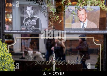 Am Tag nach dem Tod von Prinz Phillip, dem Herzog von Edinburgh, im Alter von 99 Jahren, in Begleitung von Königin Elizabeth II., befindet sich sein königliches Porträt im Fenster einer Kneipe in der Nähe von Windsor Castle, wo er und die Queen während der gesamten Coronavirus-Pandemie am 10. April 2021 isoliert haben. In London, England. Stockfoto