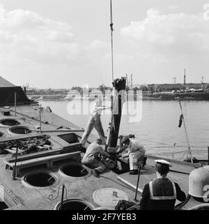 Foto während der Renovierung des Kreuzers HR.Ms. Die sieben Provinzen (1954-1975) an der Rotterdamsche Drydok Maatschappij (RDM) auf der Heijplaat in Rotterdam. Mit dieser Renovierung wird das Terrier-Führungs-Waffensystem aufgebaut. Stockfoto