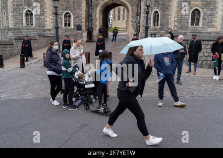 Am Tag nach dem Tod von Prinz Phillip, dem Herzog von Edinburgh, im Alter von 99 Jahren, als er mit Königin Elizabeth II. Zusammenkam, stehen die bewaffneten Polizeibeamten und Frauen des königlichen Haushalts vor Windsor Castle, wo die Königin während der gesamten Coronavirus-Pandemie isoliert hat, Am 10. April 2021 in London, England. Stockfoto