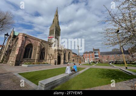 Leicester, Leicestershire, Großbritannien, 10. April 2021. UK News. Die Flagge von St. George wird am halben Mast auf der Leicester Cathedral geflogen, um den Tod seiner Königlichen Hoheit, des Herzogs von Edinburgh, zu markieren. Alex Hannam/Alamy Live News Stockfoto