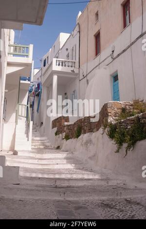 Mykonos, Griechenland - 05. April 2012: Leere gepflasterte Straßen, ohne Menschen, weiß getünchte und weiß gestrichene Gebäude im Frühling, in Mykonos-Stadt, Kykladen Stockfoto