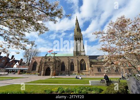 Leicester, Leicestershire, Großbritannien, 10. April 2021. UK News. Die Flagge von St. George wird am halben Mast auf der Leicester Cathedral geflogen, um den Tod seiner Königlichen Hoheit, des Herzogs von Edinburgh, zu markieren. Alex Hannam/Alamy Live News Stockfoto