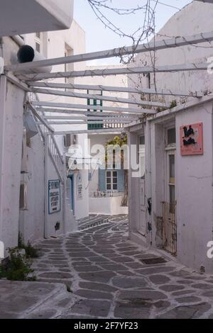 Mykonos, Griechenland - 05. April 2012: Leere gepflasterte Straßen, ohne Menschen, weiß getünchte und weiß gestrichene Gebäude im Frühling, in Mykonos-Stadt, Kykladen Stockfoto