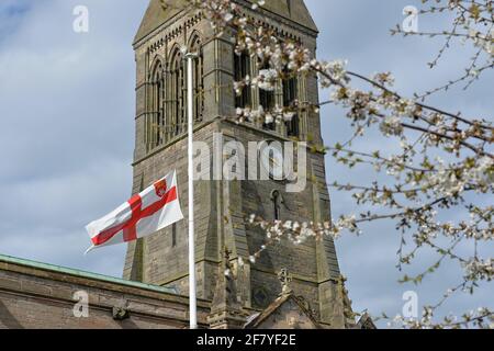 Leicester, Leicestershire, Großbritannien, 10. April 2021. UK News. Die Flagge von St. George wird am halben Mast auf der Leicester Cathedral geflogen, um den Tod seiner Königlichen Hoheit, des Herzogs von Edinburgh, zu markieren. Alex Hannam/Alamy Live News Stockfoto