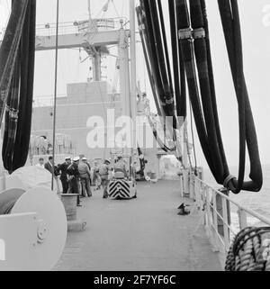 Beim zweiten Proof des Pool STAR (A 835), dem neuen Versorgungsschiff der Royal Navy, wird erneut geprüft, ob alles einwandfrei funktioniert und ob die vorgenommenen Änderungen nun auch allen Anforderungen entsprechen. Mit großem Interesse fährt ein Gabelstapler über das Deck. Stockfoto