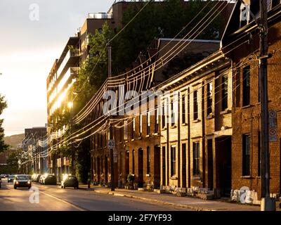 Sonnenuntergang von der Straße mit Wohnhäusern aus gesehen Die Seite im Sommer Stockfoto