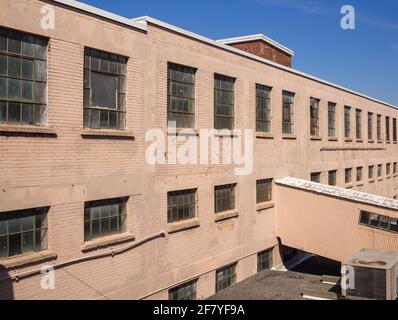 Rosafarbenes Ziegelsteingebäude in einem Industriegebiet Stockfoto