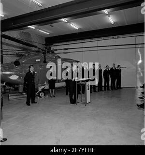 Präsentation des Zertifikatbeobachters im Marineliegkamp de Kooy (MVKK). Souskoch Operations am Marinestrand und Flaggenoffizier für den Marine Aviation Service (VOMLD) Commandeur J.W. Steerman hält eine Rede. Im Hintergrund ein Westland Lynx mk.81 (SH-14D). Stockfoto