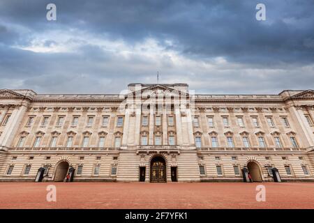 Dunkle Wolken bilden sich über dem Buckingham Palace, London, England Stockfoto