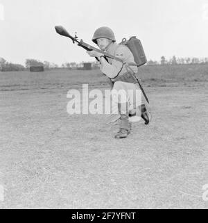 Ein Korporal der Mariniers (Kplerns) als Geschützgranatschütze auf dem Feld der Van Ghentkazerne (VGKAZ) an den ROTAUM. Die Panzerabwehrwaffe wird auf ein 7.62 mm NATO fal Gewehr gelegt. FAL bedeutet Fusil Automatique Army (leichtes Automatikgewehr) und wird von der belgischen Fabrik Fn (Fabrique National Restoration) hergestellt. Stockfoto