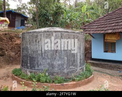 Regenwassernutzung im Haus in Kerala, Indien Stockfoto