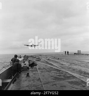 Ein Grumman TBM-3S2 Avenger Submarine Boot Plane (1954-1961) des Marine Aviation Service (MLD) schafft die Landung auf dem Flugdeck des Fluglagers HR Karel Doorman (R 81, ex-EHRWÜRDIGE Person), 1958. Der Bremshaken am Heck des Geräts ist herausgehoben und die Bremsseile am Flugdeck wurden leicht angezündet. Stockfoto