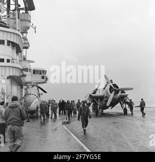 Geparktes Flugzeug (rechts das grumman tbm-3s2 Avenger-U-Boot-Getränkeflugzeug mit gefalteten Flügeln und Registrierung 12 (1954-1959) und verbindet einen Sikorsky Hoaten-3 (UH-19F) Air Sea Rescue Helicopter, 1953-1963) des Marine Air Shipping Service (MLD) auf Flug Camp Trip Air Deck Hr. Karel Doorman (R 81, EX-EHRWÜRDIGE) im Jahr 1958. Stockfoto