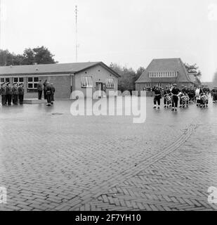 Command Transfer Air Force Electronic and Technical School (Lets). Dutenant-Colonel-Vlierger J.H. Coppens übergibt das lettische Kommando an Oberstleutnant H.H. Peeters, wo das Vollpersonal der Lets sowie die Abteilung Koninklijke Marine unter dem Kommando des Paradekommandanten, Major R. W., standen Van der Molen (KLU). Stockfoto