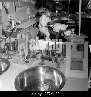 Ein Zahnarzt der Zentralkrankheit (CZB) in der Marine Barracks Willemsoord (MKWD) in Den Helder untersucht die Zähne eines Patienten (Juli 1989). Stockfoto