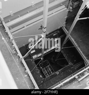 Beim zweiten Proof des Pool STAR (A 835), dem neuen Versorgungsschiff der Royal Navy, wird erneut geprüft, ob alles einwandfrei funktioniert und ob die vorgenommenen Änderungen nun auch allen Anforderungen entsprechen. Das Heben/Senken von Kisten mit Patronen wird geübt. Stockfoto