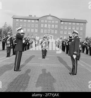 Auf dem Übungsgelände von ​​the Van Ghentkazerne (VGKAZ) zum ROTAM nimmt Kapitein der Mariniers (Kaptmarns) J.P. LARO die Direktive der Marine Chapel der Royal Netherlands Marine (Markap) über Van Kaptmarns H.C. Van Lijnschooten. Stockfoto