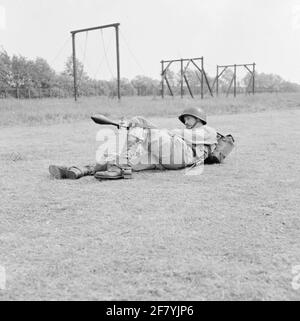 Ein Korporal der Mariniers (Kplerns) als Geschützgranatschütze auf dem Feld der Van Ghentkazerne (VGKAZ) an den ROTAUM. Die Panzerabwehrwaffe wird auf ein 7.62 mm NATO fal Gewehr gelegt. FAL bedeutet Fusil Automatique Army (leichtes Automatikgewehr) und wird von der belgischen Fabrik Fn (Fabrique National Restoration) hergestellt. Stockfoto