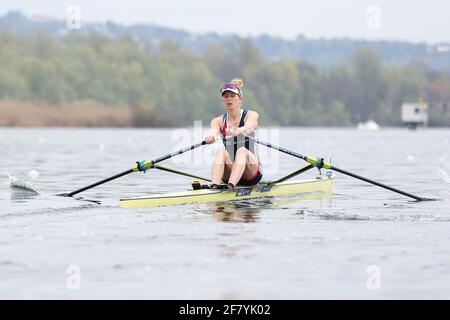 Varese, Italien. April 2021. Victoria THORNLEY aus Großbritannien tritt am 10. April 2021 in Varese, Italien, beim Halbfinale A/B 1 der Frauen bei den European Rowing Championships in Lake Varese an Quelle: Mickael Chavet/Alamy Live News Stockfoto