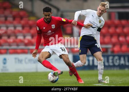 Crewe, Großbritannien. April 2021. Crewe Alexandra Forward Mikaël Mandron (12) ist am 18. April 2021 im Alexandra Stadium, Crewe, England, vor Oxford United Mittelfeldspieler Marcus McGuane (10) im Spiel der EFL Sky Bet League 1 zwischen Crewe Alexandra und Oxford United am Ball. Foto von Jurek Biegus. Nur zur redaktionellen Verwendung, Lizenz für kommerzielle Nutzung erforderlich. Keine Verwendung bei Wetten, Spielen oder Veröffentlichungen einzelner Clubs/Vereine/Spieler. Kredit: UK Sports Pics Ltd/Alamy Live Nachrichten Stockfoto