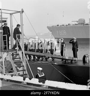 Der Staatssekretär für Verteidigung, J. van Houwelingen, geht an Bord des Seelöwen (1990-) für eine kurze Kreuzfahrt. Er wird von der Multi-Rolle aufgenommen. Im Hintergrund HR.Ms. Callenburgh (1979-1994). Stockfoto