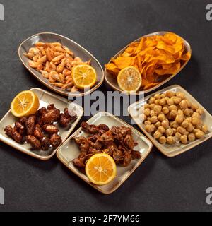 Biersnacks, gegrillter Fisch, Erbse, Käse, Chips, Hähnchen Stockfoto