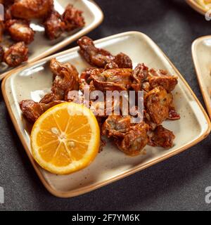 Gegrilltes Hähnchengericht mit Zitrone aus nächster Nähe Stockfoto