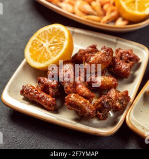 Gegrilltes Hähnchengericht mit Zitrone aus nächster Nähe Stockfoto