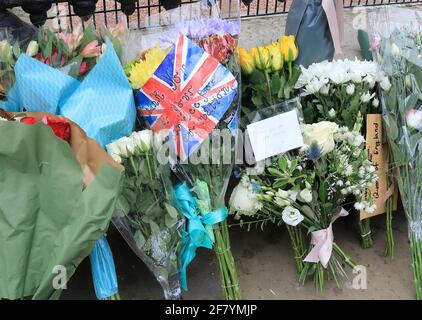 London, Großbritannien, 10. April 2021. Menschen standen Schlange, um Blumen vor den Toren des Buckingham Palastes zu legen, um ihren Respekt zu zollen und sich an Prinz Philip zu erinnern, der am Freitag im Alter von 99 Jahren starb. Monica Wells/Alamy Live News Stockfoto