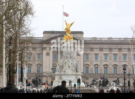 London, Großbritannien, 10. April 2021. Die Unionsflagge, die am Halbmast auf dem Buckingham Palace fliegt, in Bezug auf den Tod von Prinz Philip, dem Herzog von Edinburgh. Er starb am 9. April im Alter von 99 Jahren, 2 Monate vor seinem 100. Geburtstag. Monica Wells/Alamy Live News Stockfoto