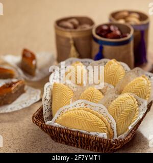 Shecurbura, aserbaidschanische Nationalkost mit Baklava aus der Nähe Stockfoto