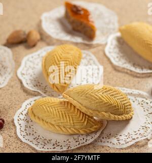 Shecurbura, aserbaidschanische Nationalkost mit Baklava aus der Nähe Stockfoto