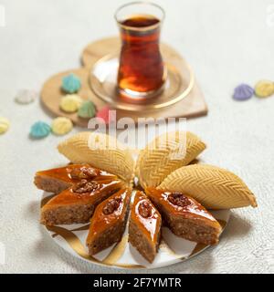 Shecurbura, aserbaidschanische Nationalkost mit Baklava aus der Nähe Stockfoto