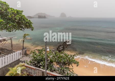 ST. VINCENT UND DIE GRENADINEN, ST. VINCENT - 10. APRIL 2021: Geringe Sicht aufgrund des Aschefalls über der Insel während des Ausbruchs des Vulkans La Soufriere Stockfoto