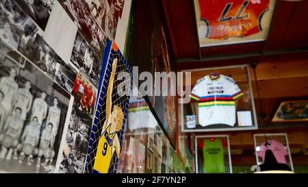 Innen des Restaurants in Varese mit Fußball-T-Shirt und Fotos, die als Dekoration an der Wand hängen. Stockfoto