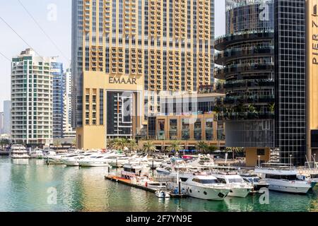 Dubai, VAE, 22.02.2021. Dubai Marina Mall Marine Transport Station am Marina Canal, mit Adresse Dubai Marina Gebäude und Dubai Skyline. Stockfoto