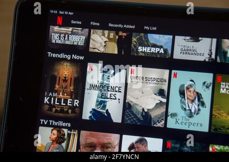 Empfehlungen für Netflix-Videoserien auf einem iPad Stockfoto