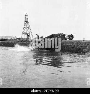 Wassershorts-Katastrophe 1953. Niederländische und amerikanische Soldaten in DUKW's (amphibisches Fahrzeug) der US-Armee gehen im Fährhafen Zijpe zu Wasser und begeben sich auf den Weg zum Fährhafen der Anna Jacobapolder (Sluis). Stockfoto