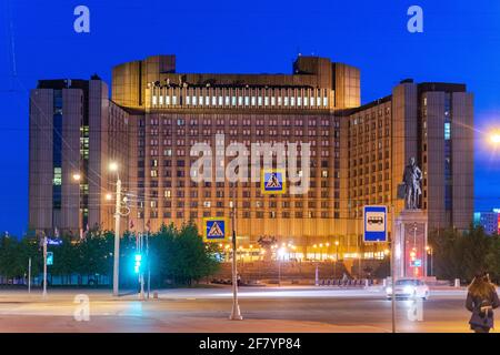 Park Inn Pribaltiyiskaya by Radisson Hotel im Stil des sozialistischen Modernismus auf der Insel Vasilievskiy, St. Petersburg, Russland, bei Nacht Stockfoto