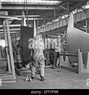 Eine Montagehalle des Flugzeugwerks Aviolaland in Papendrecht um 1950, in der verschiedene Flugzeuge für den Marine Air Shipping Service (MLD) und die Royal Netherlands Air Force (KLU) (in einem Teil) gebaut und gewartet wurden. Stockfoto