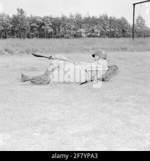 Ein Korporal der Mariniers (Kplerns) als Geschützgranatschütze auf dem Feld der Van Ghentkazerne (VGKAZ) an den ROTAUM. Die Panzerabwehrwaffe wird auf ein 7.62 mm NATO fal Gewehr gelegt. FAL bedeutet Fusil Automatique Army (leichtes Automatikgewehr) und wird von der belgischen Fabrik Fn (Fabrique National Restoration) hergestellt. Stockfoto