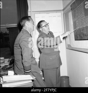 Als Generalinspekteur der Royal Netherlands Air Force besuchte ZKH Prinz Bernhard den Fliegerstützpunkt Gilze-Rijen. Er wurde von Colonel-Vlieger H.F.C. begleitet Holtz, Chef des Generalinspektors der Royal Air Force, Oberstleutnant J. de Waal und Major F.G.B. Droste, beide dieser Staf.zkh kamen per königlichem Dakota an, kontrolliert von ihm selbst (zweiter Pilot lt. Klaassen) auf Gilze-Rijen, wo er vom Oberstleutnant-Vlieger-Beobachter J.H.H. begrüßt wurde Lentz, der als einfacher Kommandant fungiert. Danach wurden die Suchaufträge an die Grundschule, die EVO, die VVO und die VIO gebracht Stockfoto