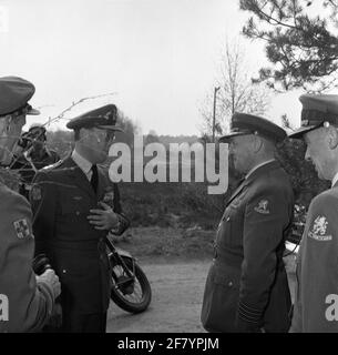 Z.K.H. Prinz Bernhard besucht in seiner Position als Generalinspekteur der Royal Netherlands Air Force das Luftwaffenkommando der Airline in Nijmegen. Hier ein Besuch im Heumenoord, wo Felddienst und Schießübungen stattfinden. Der Prinz führt ein Gespräch mit dem Kommando der fördernden Truppen, Oberst L. W. Prost. Stockfoto