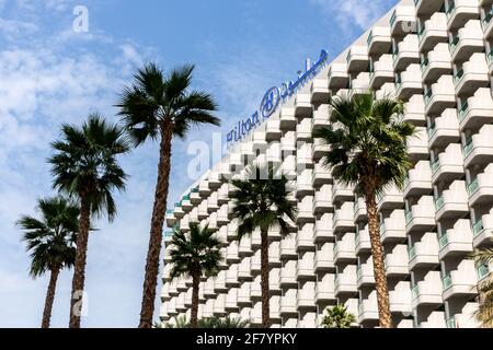 Dubai, VAE, 22.02.2021. Die Außenfassade des Hilton Dubai Jumeirah Luxushotels mit Reihen und Linien identischer kleiner Balkone, die ein geometrisches Muster erzeugen Stockfoto