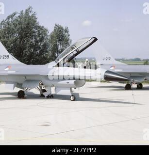 Der F-16B-Duozitter (J-259) und der F-16A (J-212) kurz nach der Übertragung durch die Züchterfabrik an die Königliche Niederländische Luftwaffe in Schiphol. Stockfoto