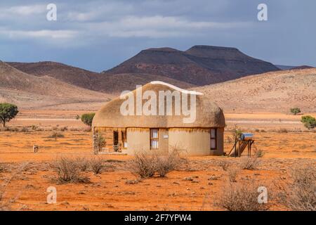 NAMIB NAUKLUFT PARK, NAMIBIA - JANUAR 06. 2021: Wir Kebi Safari Lodge im Namib-Naukluft Nationalpark in der Nähe von Sossusvlei mit dem Reetdachhaus Stockfoto