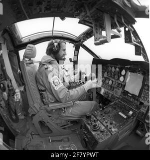 Ein Drachen im Cockpit einer Lockheed P2V-7B / P-2H / SP-2H Neptune Maritime Patrouille Flüssigkeit. Stockfoto