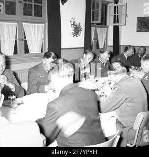 Als Generalinspekteur der Royal Netherlands Air Force besuchte ZKH Prinz Bernhard den Fliegerstützpunkt Gilze-Rijen. Er wurde von Colonel-Vlieger H.F.C. begleitet Holtz, Chef des Generalinspektors der Royal Air Force, Oberstleutnant J. de Waal und Major F.G.B. Droste, beide dieser Staf.zkh kamen per königlichem Dakota an, kontrolliert von ihm selbst (zweiter Pilot lt. Klaassen) auf Gilze-Rijen, wo er vom Oberstleutnant-Vlieger-Beobachter J.H.H. begrüßt wurde Lentz, der als einfacher Kommandant fungiert. Danach wurden die Suchaufträge an die Grundschule, die EVO, die VVO und die VIO gebracht Stockfoto