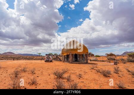 NAMIB NAUKLUFT PARK, NAMIBIA - JANUAR 06. 2021: Wir Kebi Safari Lodge im Namib-Naukluft Nationalpark in der Nähe von Sossusvlei mit dem Reetdachhaus Stockfoto